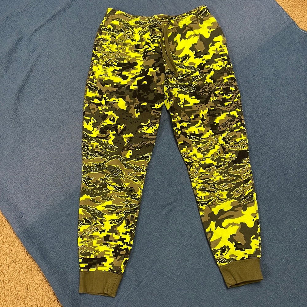 Under Armour Neon joggers and hoodie set